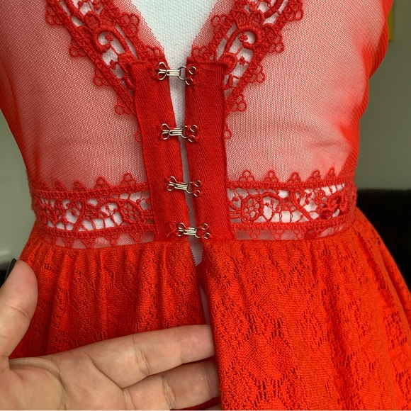 NWOT FREE PEOPLE DRESS WITH SHEER PANEL IN BACK SIZE 2 - Picture 8 of 17